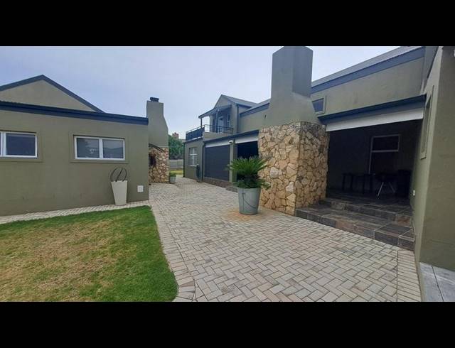 6 BEDROOM HOUSE FOR SALE IN STILBAAI-WES